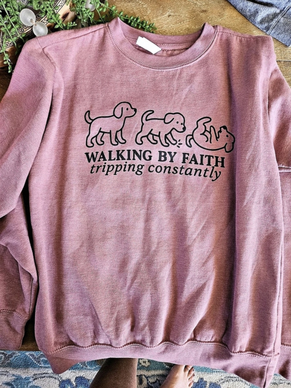 Live Love Graphic Sweatshirt in Pink Size Medium Like New